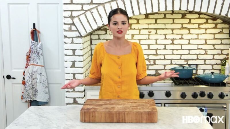 Selena Gomez em sua série de culinária da HBO Max.