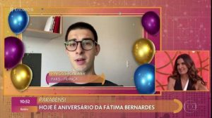 Fátima Bernardes não segura a emoção ao ganhar surpresa do filho, Vinícius (Imagem: Globo)