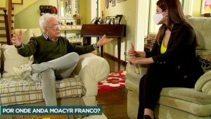 Moacyr Franco é entrevistado pela jornalista da Record, Thatiana Brasil. (Imagem: Reprodução Record TV)