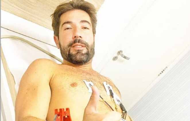 Sandro Pedroso posta foto deitado em maca de Hospital e comenta: "Livramento"