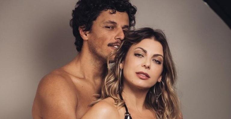 Sheila Mello e João Souza posam em ensaio sensual