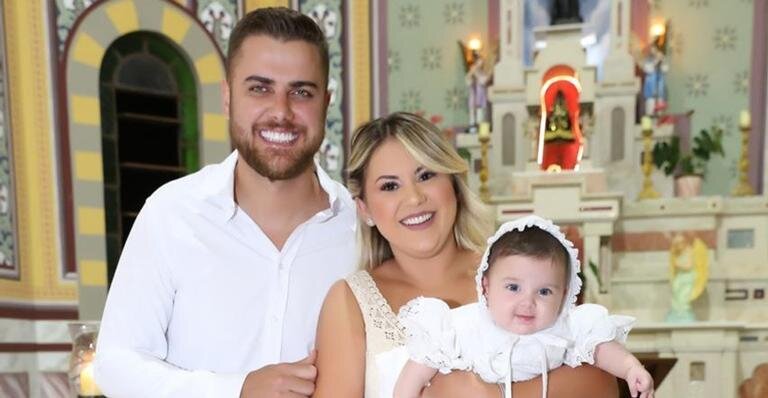 Natália Toscano e Zé Neto batizam filha caçula